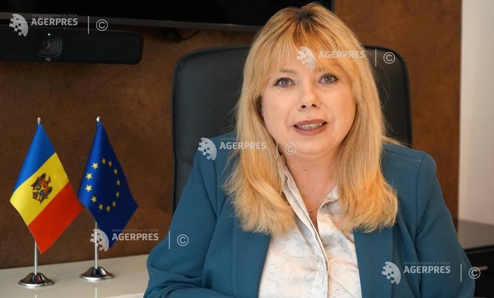 Глава Национального банка Молдовы Анка Драгу в офисе на фоне флагов Молдовы и Евросоюза