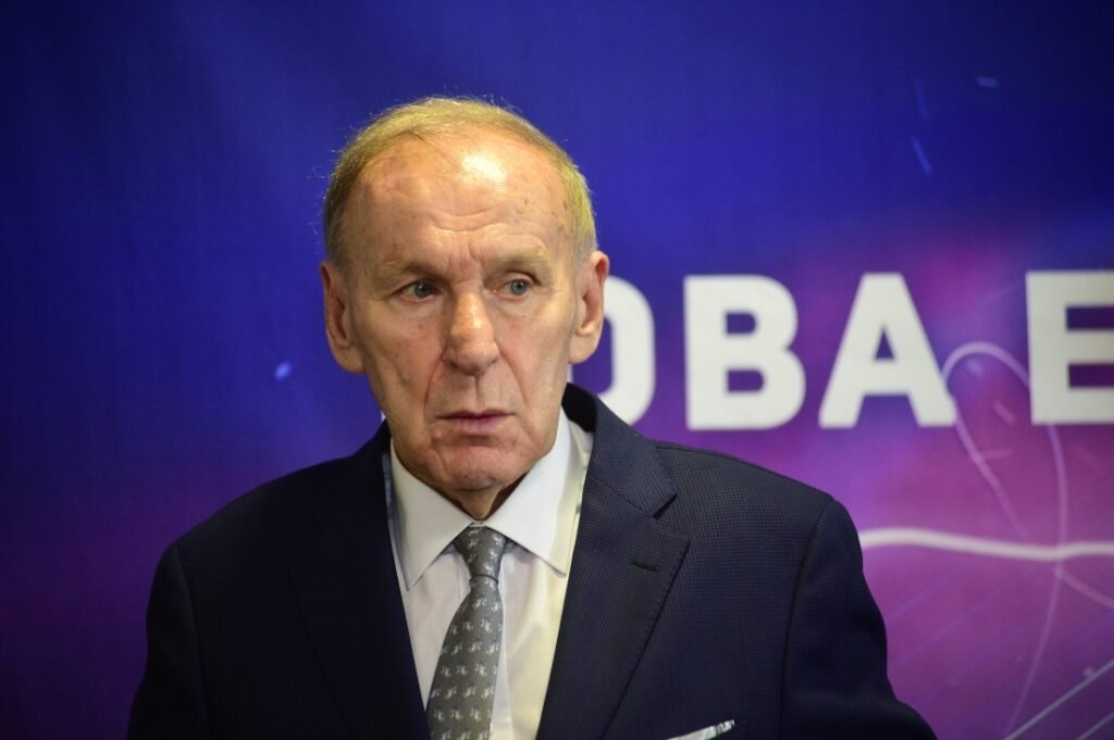 Драган Джайич, президент Футбольного союза Сербии, на пресс-конференции