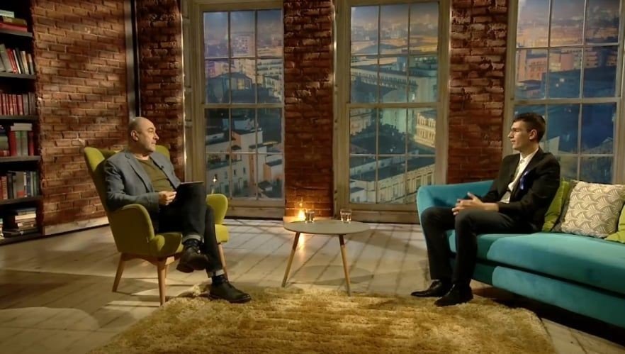 Марио Скурту во время телевизионного интервью о своём пути из Горжа в Гарвард