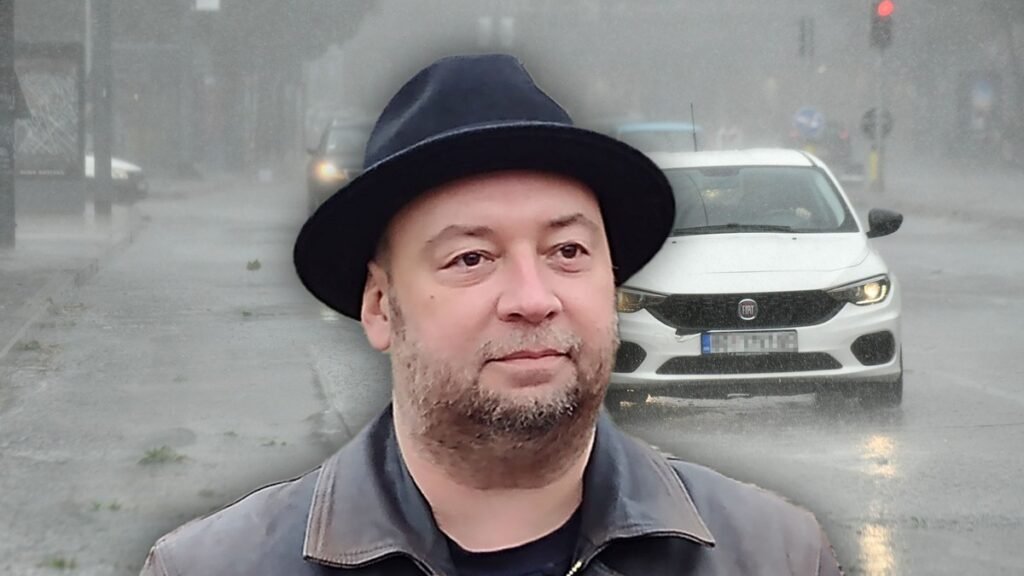 Метеоролог-любитель Марко Чубрило в шляпе на фоне залитой ливнем белградской улицы и белого автомобиля Fiat
