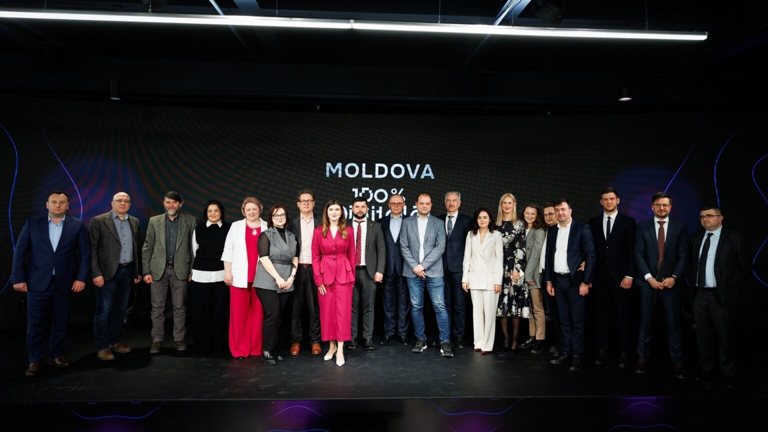Групповое фото участников и официальных лиц на мероприятии «Moldova 100% Digital», организованном Агентством электронного управления