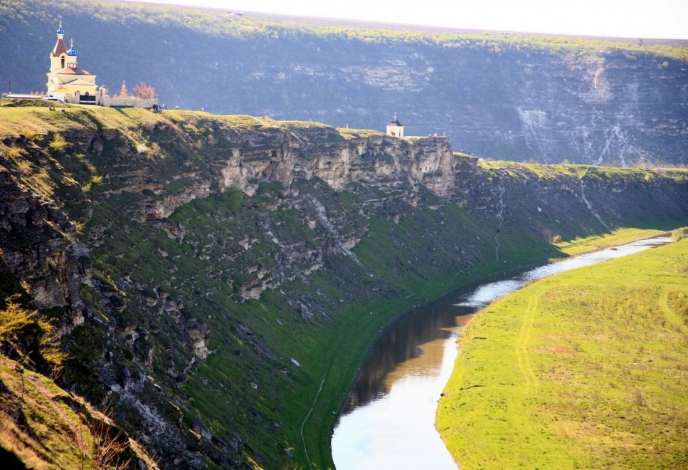 Скальный монастырь над излучиной реки Реут в селе Бутучены, заповедник «Старый Орхей»
