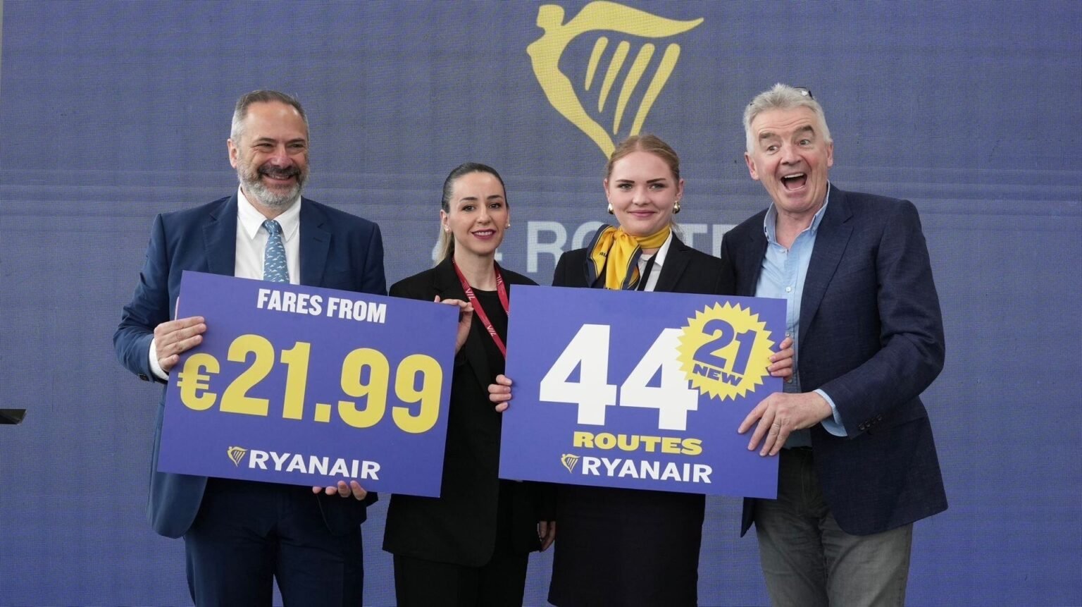 Руководители Ryanair на пресс-мероприятии в Тиране демонстрируют таблички с анонсом 44 маршрутов и тарифов от €21,99