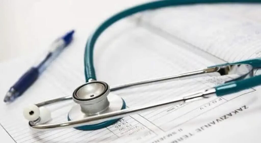Стетоскоп лежит на медицинском бланке рядом с шариковой ручкой — визуальный символ перехода Румынии от бумажной документации к единому онлайн-досье пациента, которое должно заработать летом 2026 года