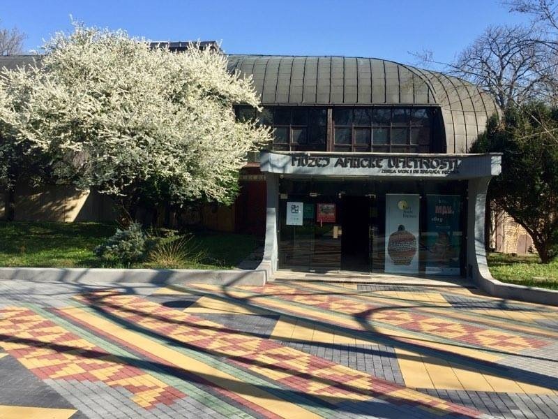 Здание Музея африканского искусства в Белграде — место проведения выставки «Отходы как ресурс» Иваны Войт