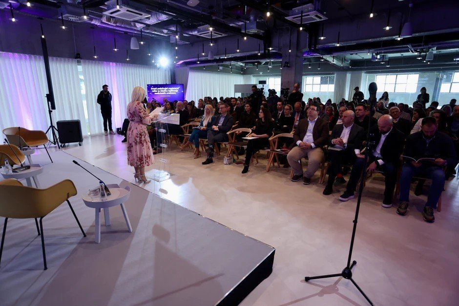 Спикер выступает перед аудиторией на презентации «Серой книги инноваций» в современном конференц-зале Белграда