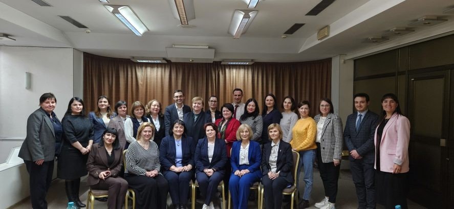 Групповое фото участников диалога по мультиязычному образованию в Молдове