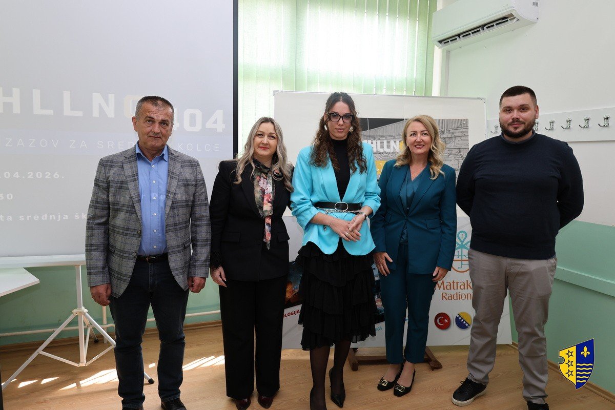 Министр образования БПК Адиса Аликадич-Херич с организаторами и партнёрами IT Challenge на фоне баннера соревнования