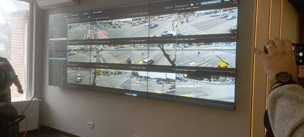 Стена мониторов с изображениями с камер наблюдения за перекрёстками Бузэу — часть интеллектуальной системы управления дорожным движением города