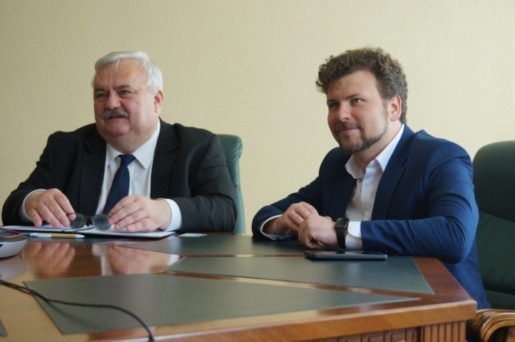 Представители Молдавского государственного университета и Университета Париж 1 Пантеон-Сорбонна во время переговоров в Министерстве образования Молдовы по совместным академическим программам