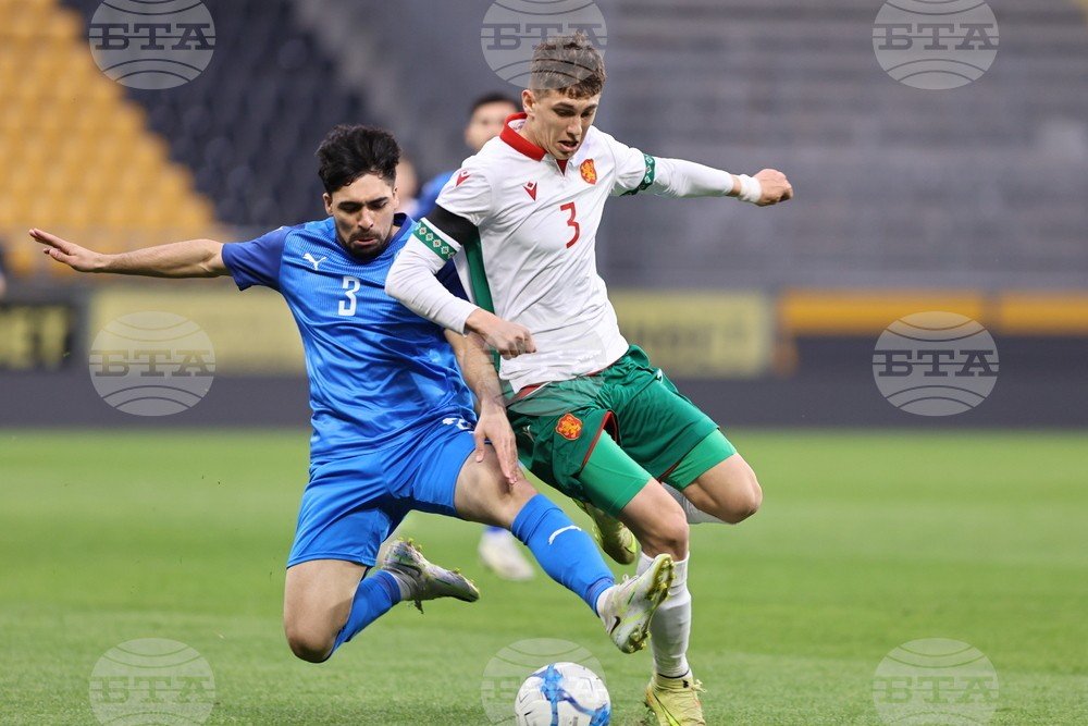 Единоборство между игроками сборных Болгарии и Азербайджана U21 в борьбе за мяч на стадионе «Христо Ботев»