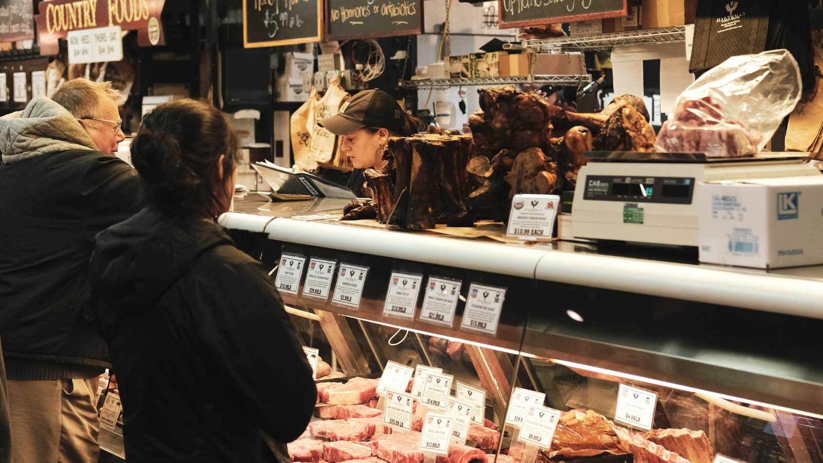 Прилавок с мясной продукцией на рынке