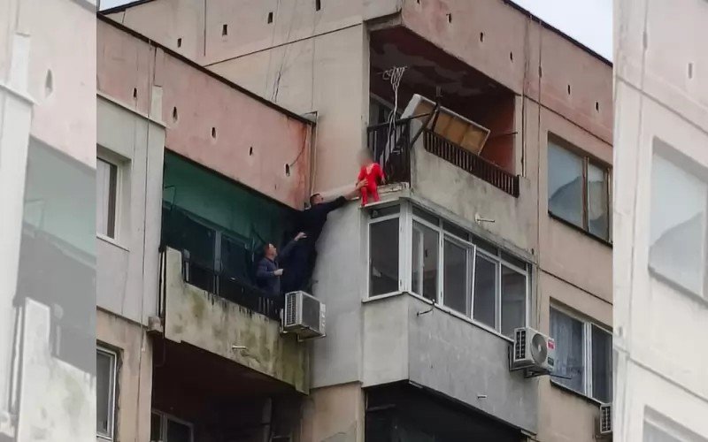 Полицейский карабкается по фасаду жилого дома в Ямболе, чтобы спасти ребёнка, висящего на парапете балкона восьмого этажа