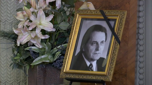 Портрет академика Миро Вуксановича в траурной рамке с лилиями на церемонии памяти в САНУ