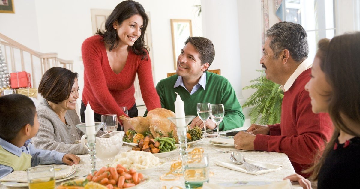 Семейный ужин с бокалами вина на столе -- дети наблюдают за поведением взрослых