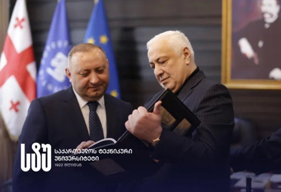 Ректор ГТУ демонстрирует памятный подарок в ходе встречи с азербайджанской делегацией в Грузинском техническом университете