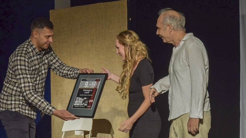 Вручение памятной грамоты актёрам после спектакля на Фестивале малых театральных форм в Заечаре