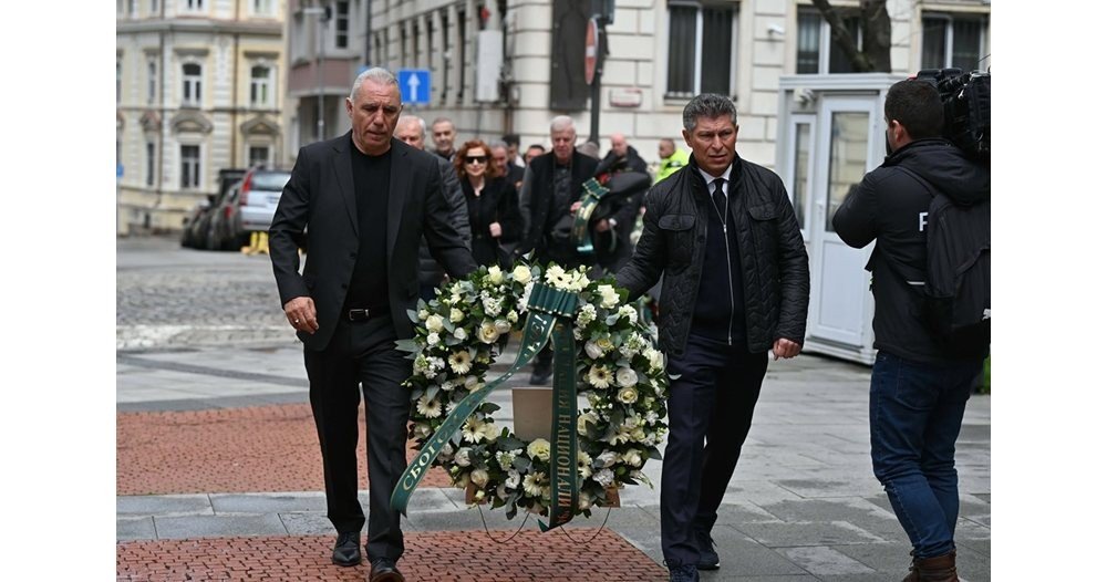 Бывшие товарищи по сборной Болгарии несут траурный венок к церкви на прощании с Борисом Михайловым