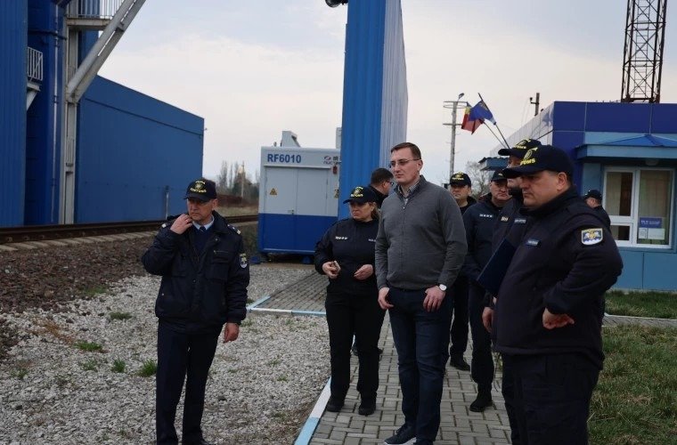 Сотрудники таможенной службы Молдовы осматривают железнодорожный сканер на КПП в Окнице