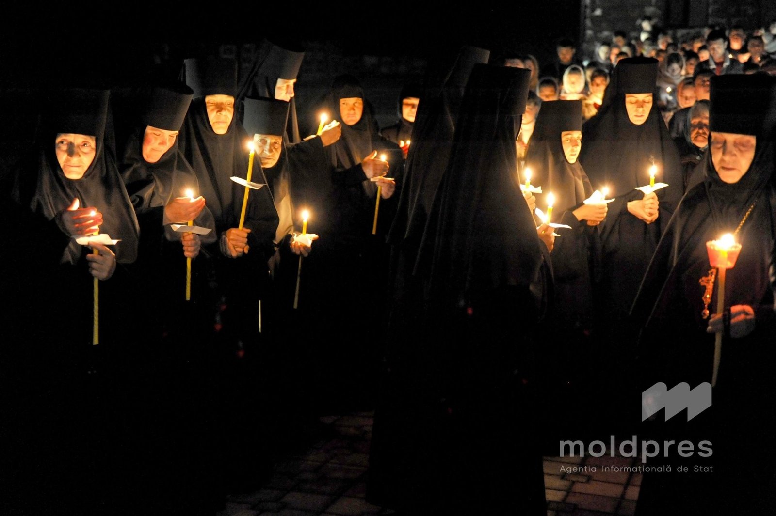 Монахини с зажжёнными свечами в ночном крестном ходе