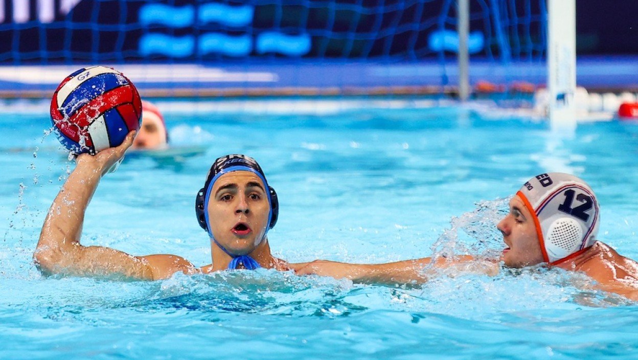 Василие Мартинович в борьбе с игроком сборной Нидерландов в матче квалификации Кубка мира по водному поло