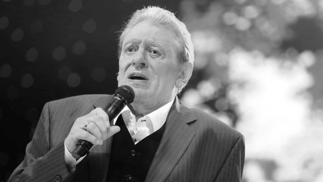 Михаил Белчев поёт с микрофоном в руке — чёрно-белый снимок в память о поэте и композиторе