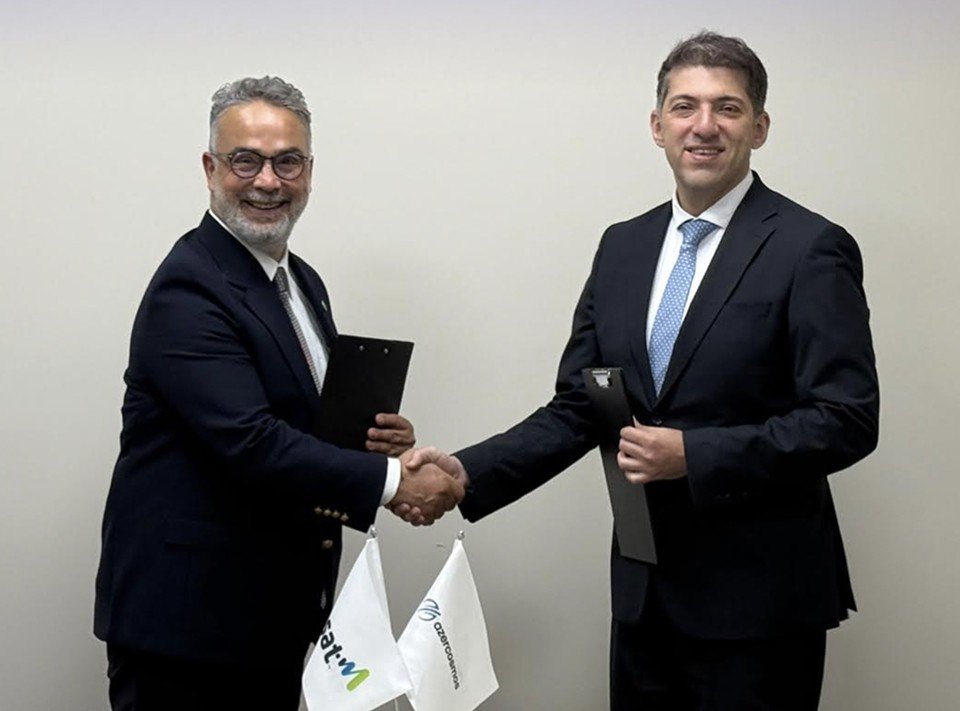 Представители Azercosmos и Viasat скрепляют рукопожатием соглашение о сотрудничестве в сфере бортовой интернет-связи