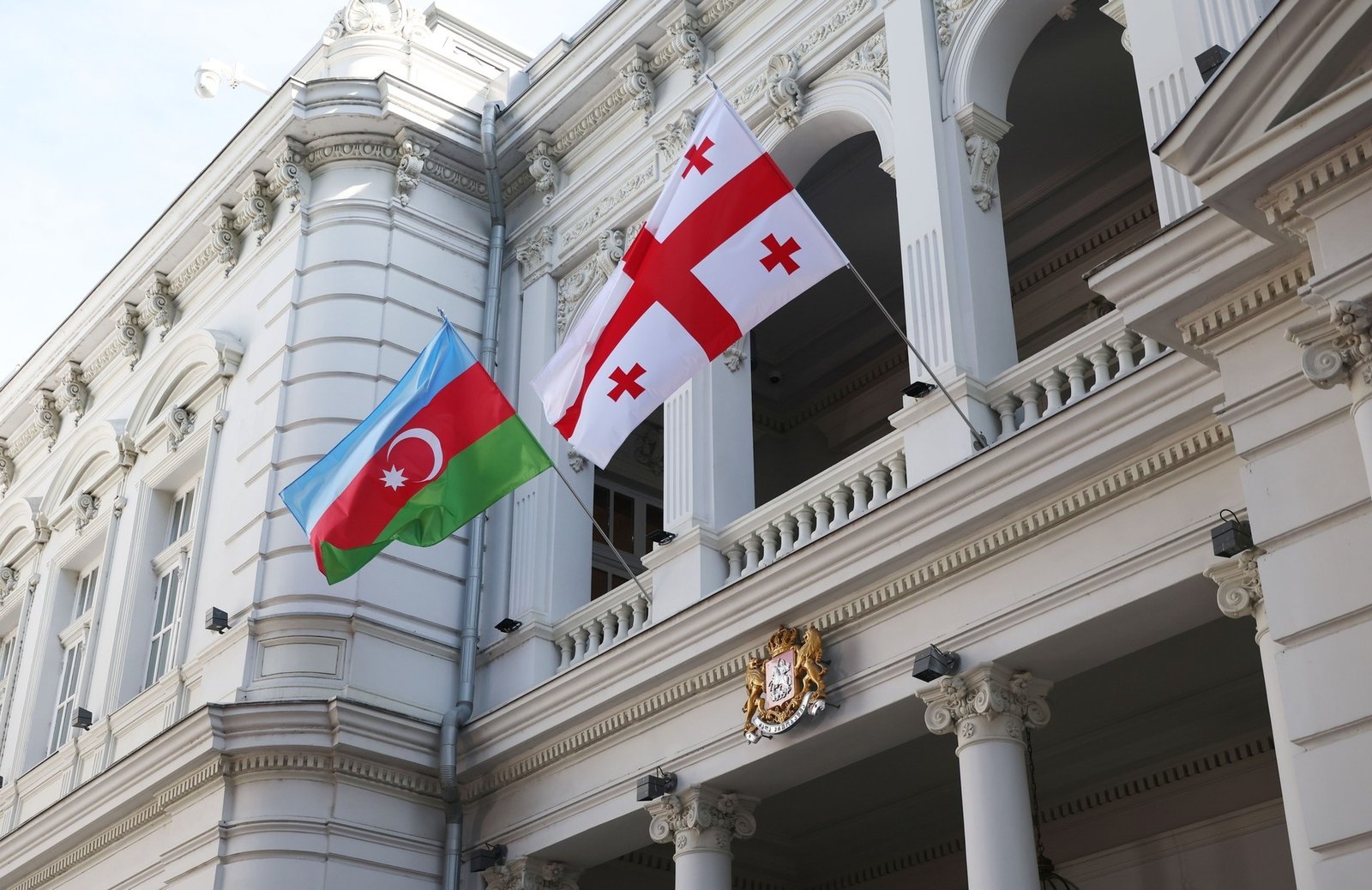 Флаги Азербайджана и Грузии на фасаде правительственного здания в Тбилиси