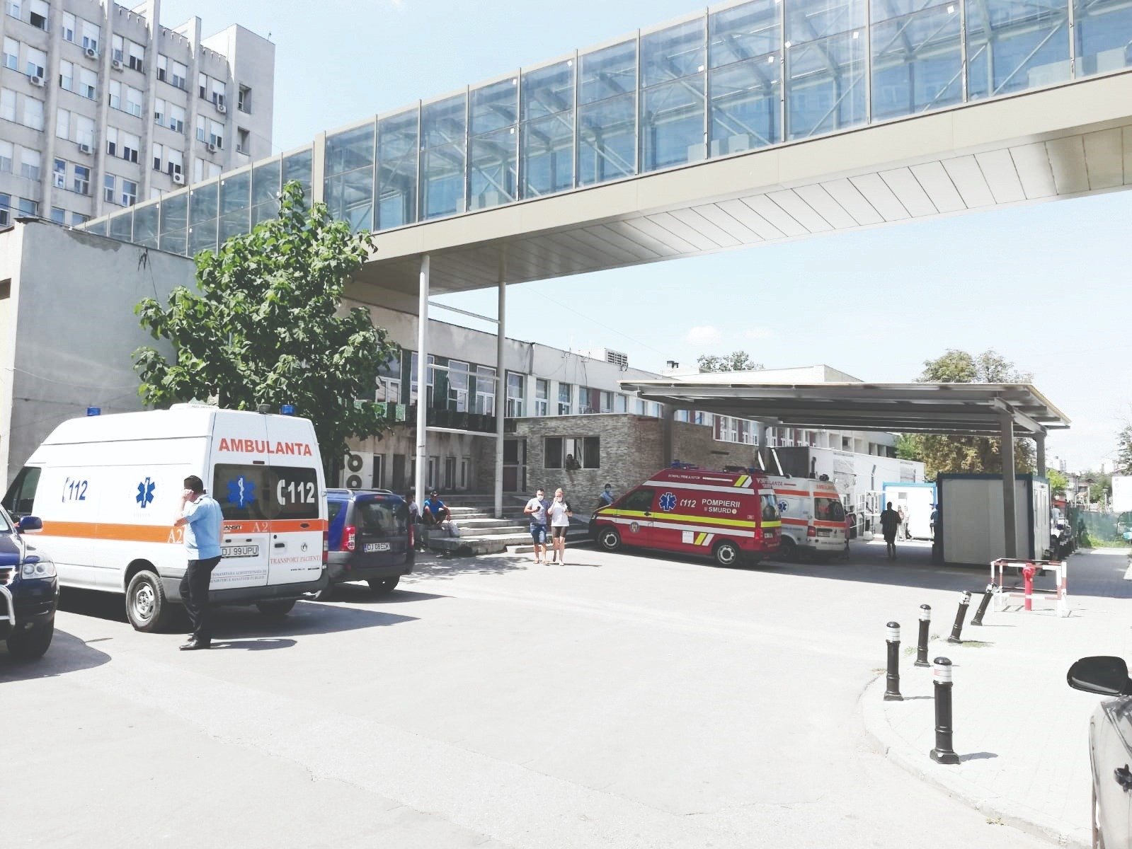 Машины скорой помощи у входа в отделение неотложной помощи (UPU) больницы Крайовы — именно сюда родственники привозят пожилых людей перед праздниками