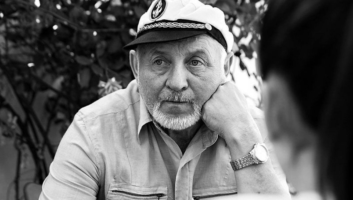 Чёрно-белый портрет Георге Урски в капитанской фуражке