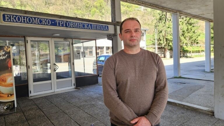 Директор Экономско-торговой школы в Приеполе Ирмедин Кордич у входа в учебное заведение