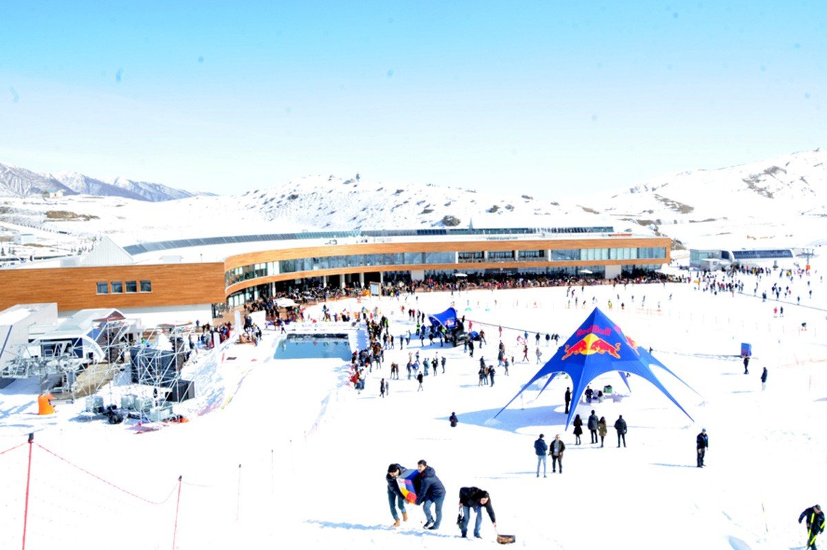 Зимний туристический центр Шахдаг: современный комплекс, заснеженные склоны и множество посетителей