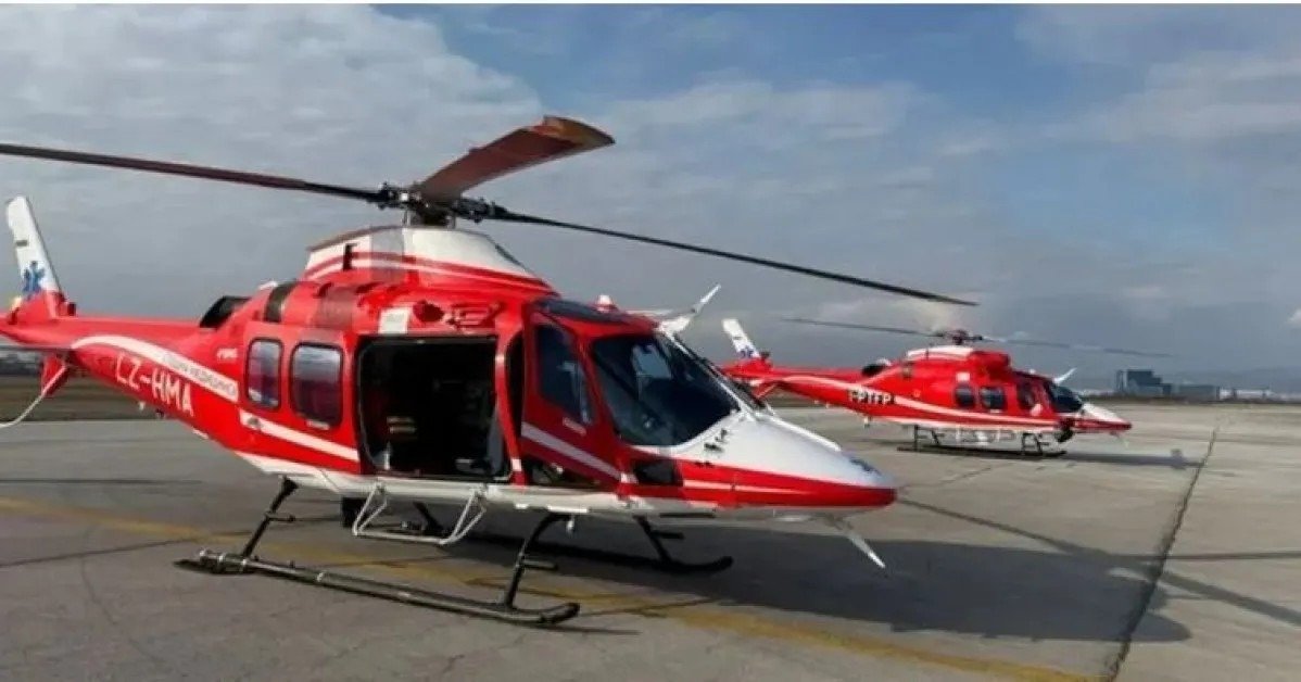 Два красных медицинских вертолёта с бортовым номером LZ-HMA на посадочной площадке