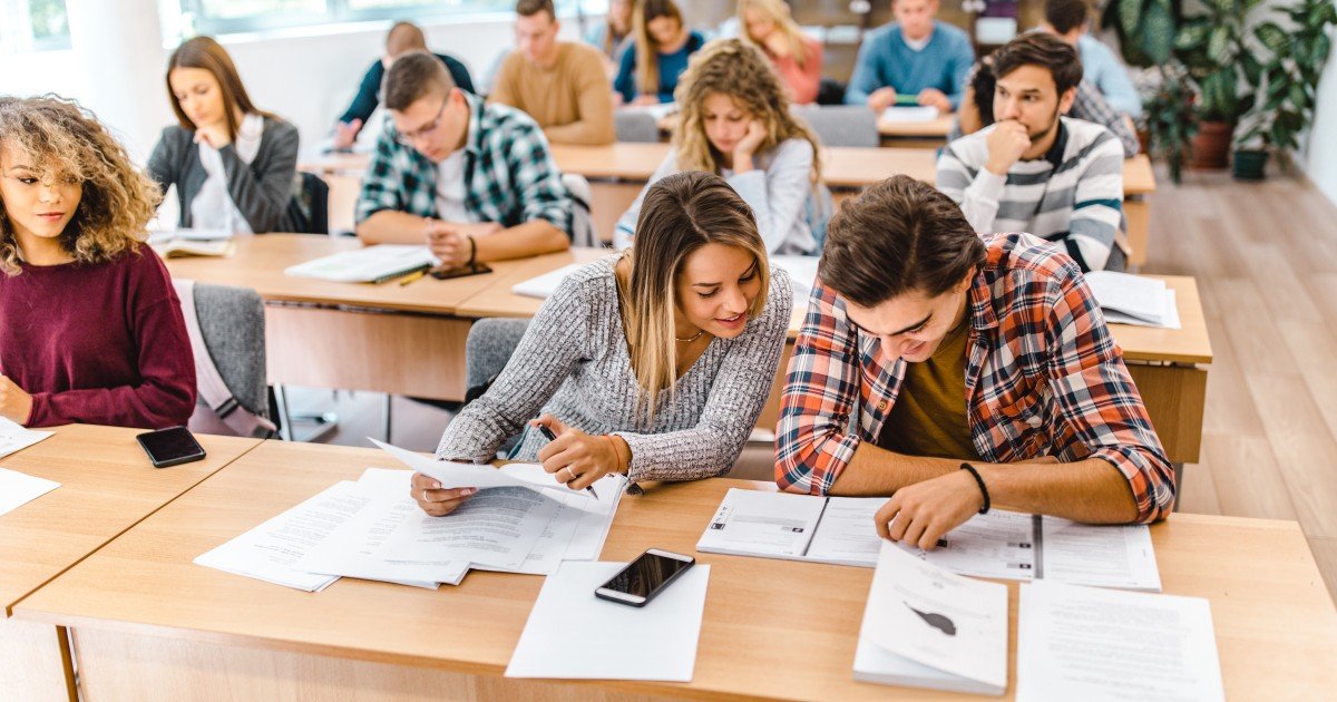 Ученики работают над заданиями в аудитории во время экзамена