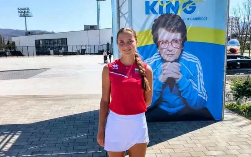 Болгарская теннисистка позирует на фоне баннера «Билли Джин Кинг Кап»