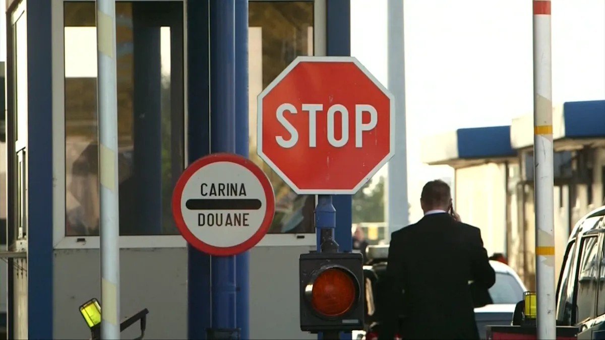 Пограничный пункт пропуска с таможенными знаками на границе Евросоюза