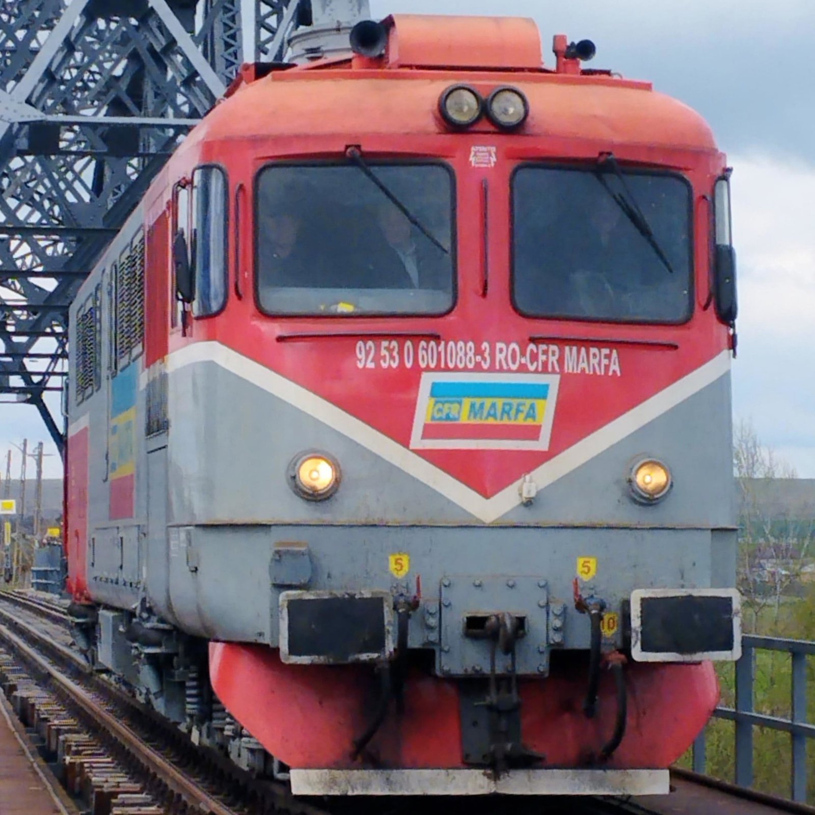 Крупный план локомотива CFR Marfa (серия 601088-3) на мосту через Прут во время тестового рейса по новой линии европейской колеи