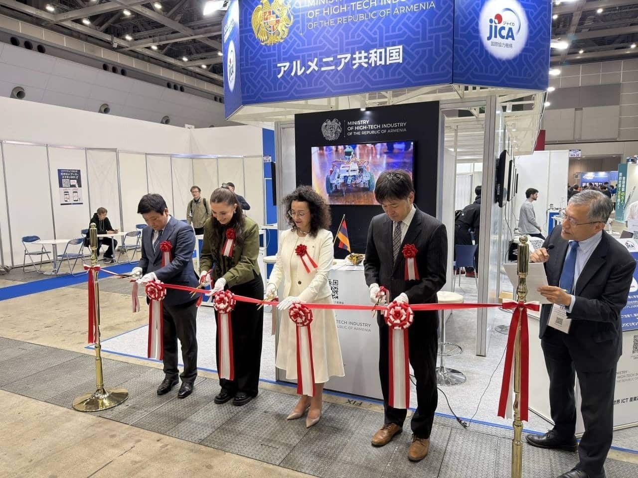 Церемония торжественного открытия армянского павильона на Japan IT Week 2026 в Токио с участием посла Армении в Японии и представителей JICA