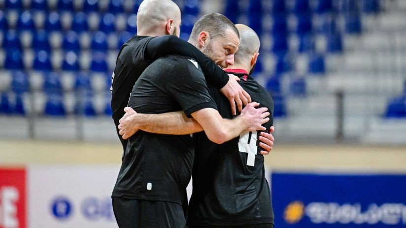 Игроки сборной Грузии по футзалу празднуют забитый гол во время матча против Азербайджана (5:2)