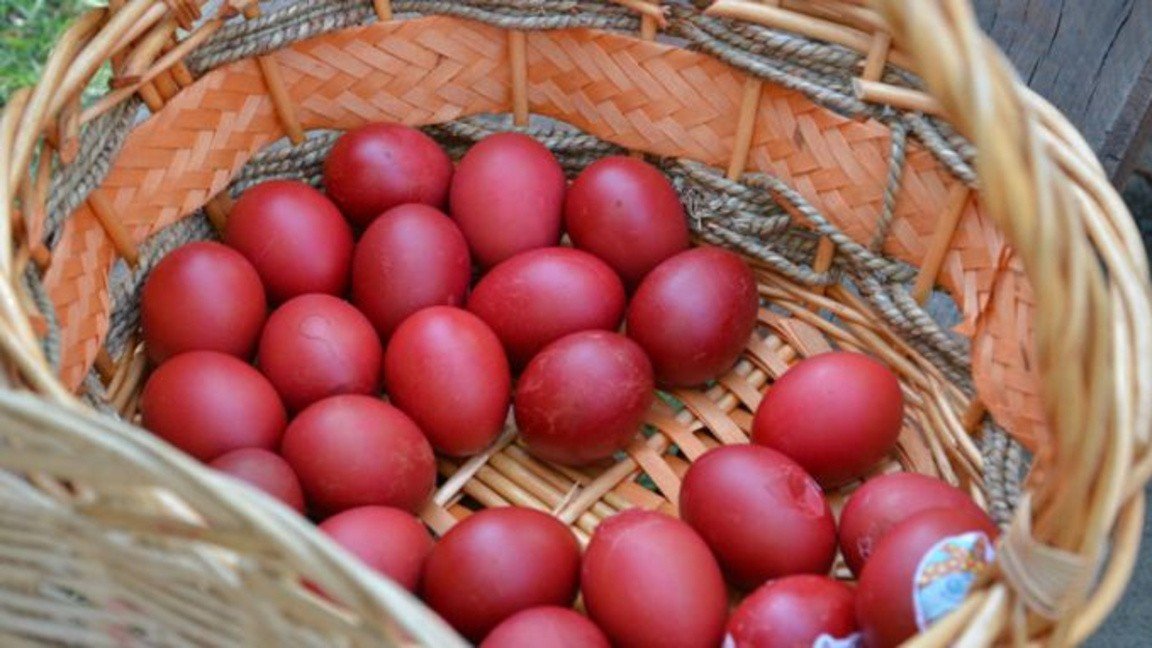 Красные пасхальные яйца в плетёной корзине — традиционный символ болгарской Пасхи