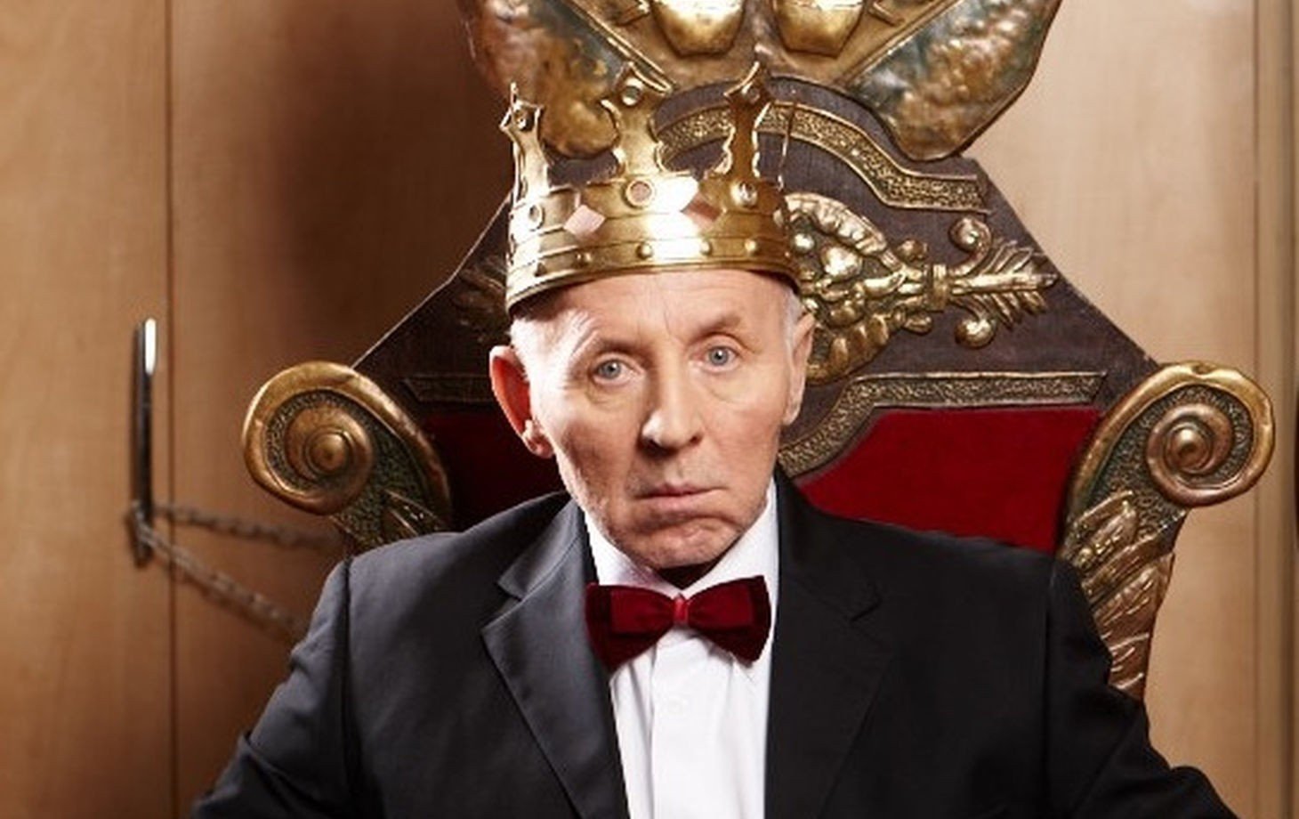 Георге Урски на троне с золотой короной — постановочный портрет народного артиста Молдовы, закрепивший за ним прозвище «король юмора»