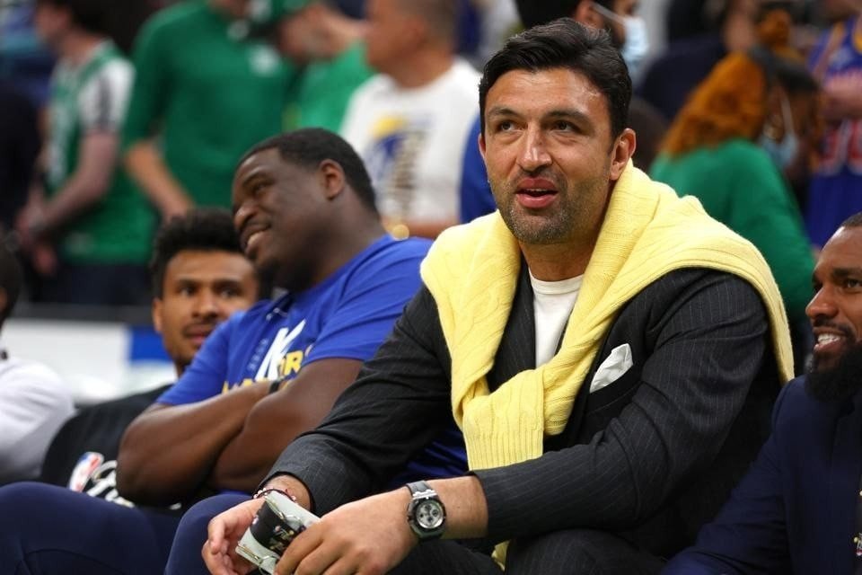 Заза Пачулия, бывший игрок НБА и бизнесмен, на баскетбольном матче