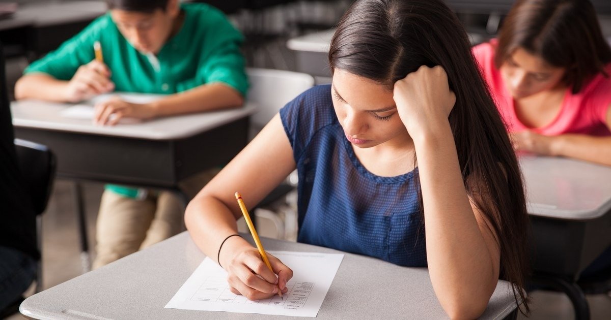 Ученики пишут контрольную работу за партами в классе