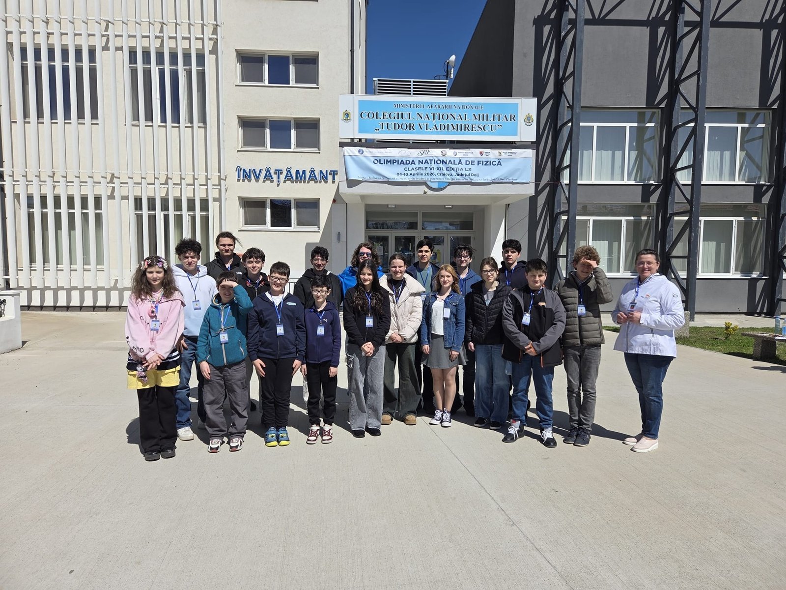 Команда школьников Клужского уезда под баннером «Olimpiada Națională de Fizică 2026» в Крайове — ребята выступали среди 420 участников национального этапа