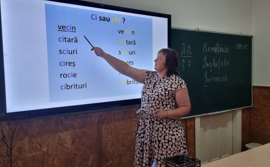 Преподаватель ведёт урок румынского языка в молдавской школе