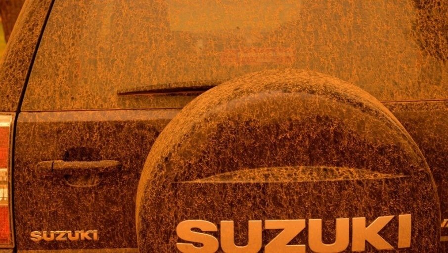 Автомобиль, покрытый рыжеватым налётом сахарской пыли после «кровавого дождя» — типичного последствия переноса песка из Сахары