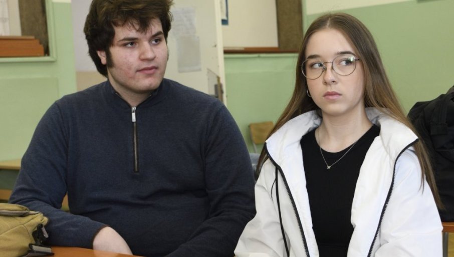 Гимназисты Никола Йович и Хелена Груйич в учебной аудитории Регионального центра талантов — участники сербской команды, отправляющейся на международный смотр исследовательских работ в Нью-Дели