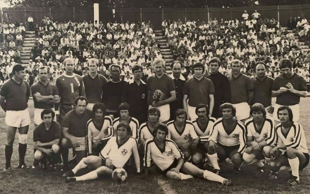Футболисты перед матчем на заполненном стадионе в Фэлештах — архивный снимок из истории клуба «Кристалул»