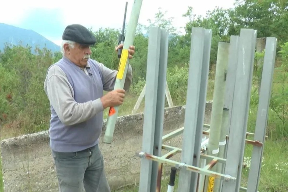 Противоградная станция в Чачакском регионе: стрелок проверяет боекомплект ракет на стартовой площадке