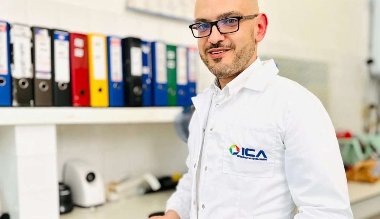 Директор Института пищевых исследований (ICA) Александру Чирич в лабораторном халате на фоне архивных папок — ключевой эксперт, предупредивший о превышении норм пестицидов в овощах. Александру Чирич, директор Института пищевых исследований Румынии